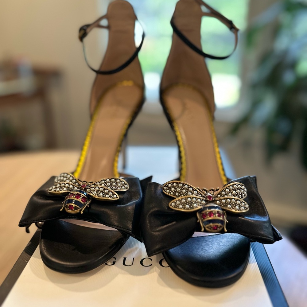 GUCCI
Black Leather Bee Embellished Ankle Strap Sandals Size 37